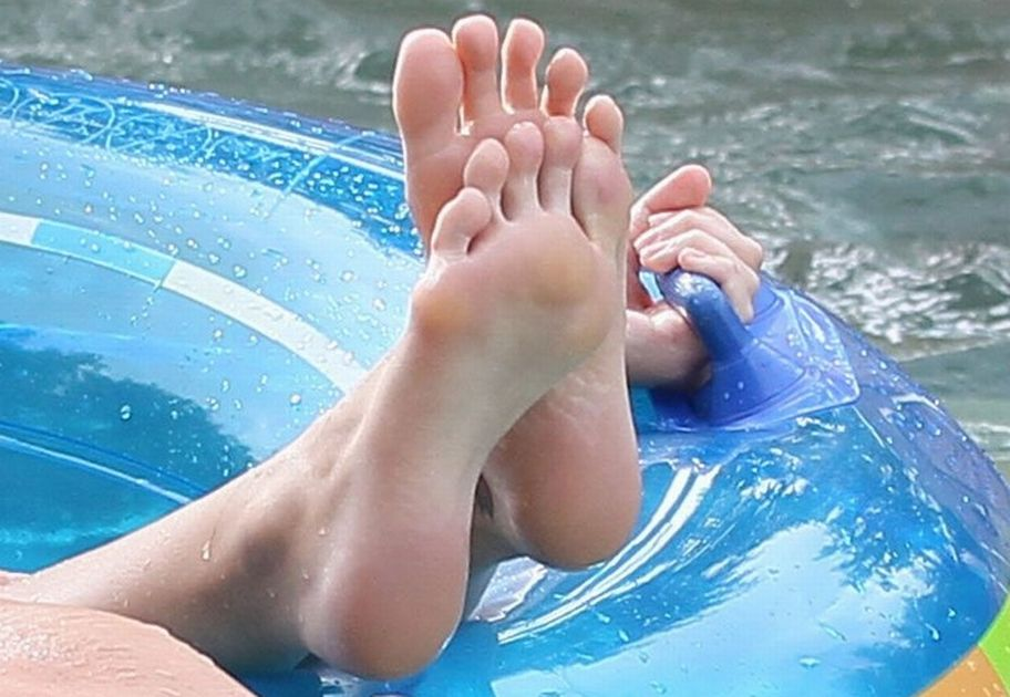 katy-perry-feet-soles